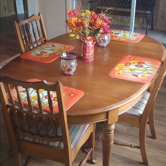 Dining room and Hutch Set - Picture 1 of 2